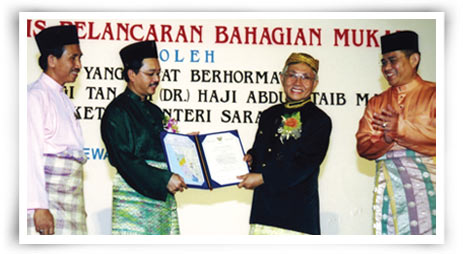 YAB Pehin Sri Haji Abdul Taib Mahmud menyerahkan watikah pengisytiharan Bahagian Mukah